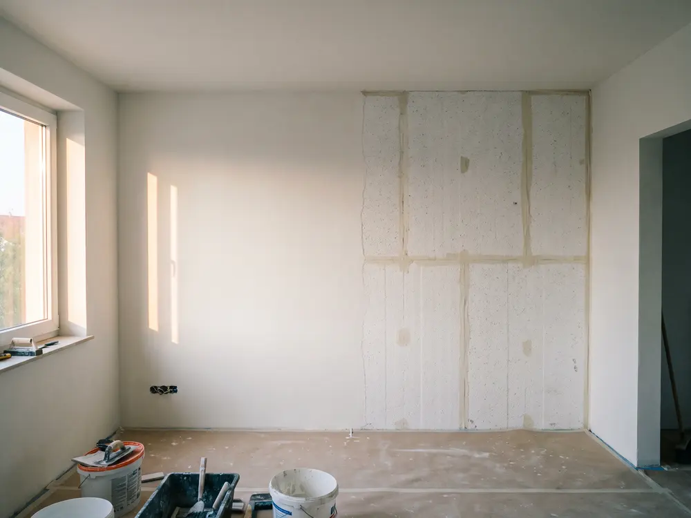 Fertig verlegte Wand, zur Hälfte gespachtelt